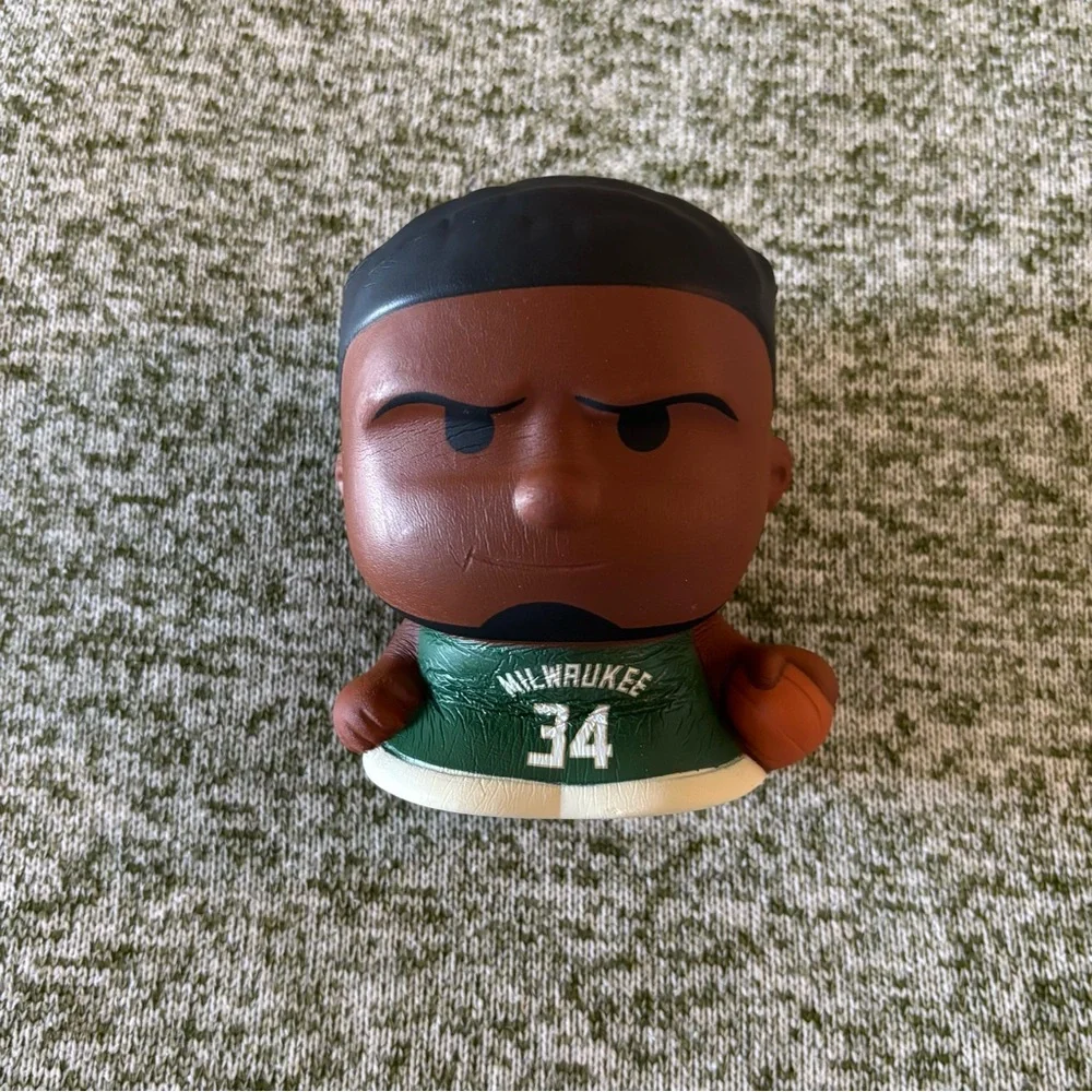 Party Animal Inc Jumbo Squeezy
Giannis Antetokounmpo - Picture 1 of 2